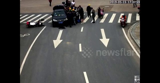 Good Samaritans lift car up to rescue trapped scooter rider in China ...