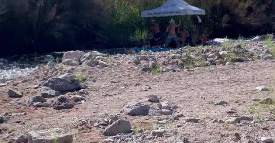 Canopy Gets Ripped off Raft Floating Down the Salt River - Sharedots