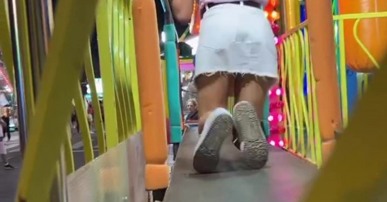 Carnival Ride Hilariously Traps Woman On Moving Walkway - Sharedots