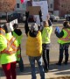 'Yellow vest' roadside protestors sing O Canada in Medicine Hat, Alberta