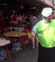 Chef amuses tourists with bizarre cooking technique