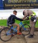 Kind-hearted policeman fixes boy's bike