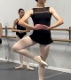 Ballerina Effortlessly Turns en Pointe